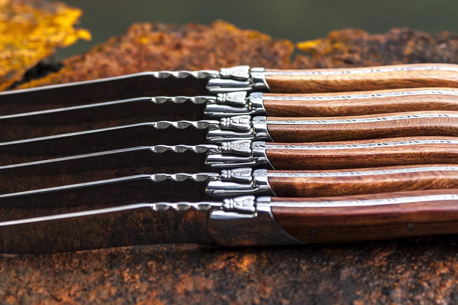 Hochwertiges Laguiole Steakmesser mit edlem Rosé-Pakka-Holzgriff, perfekt für stilvolles Schneiden und Genießen.