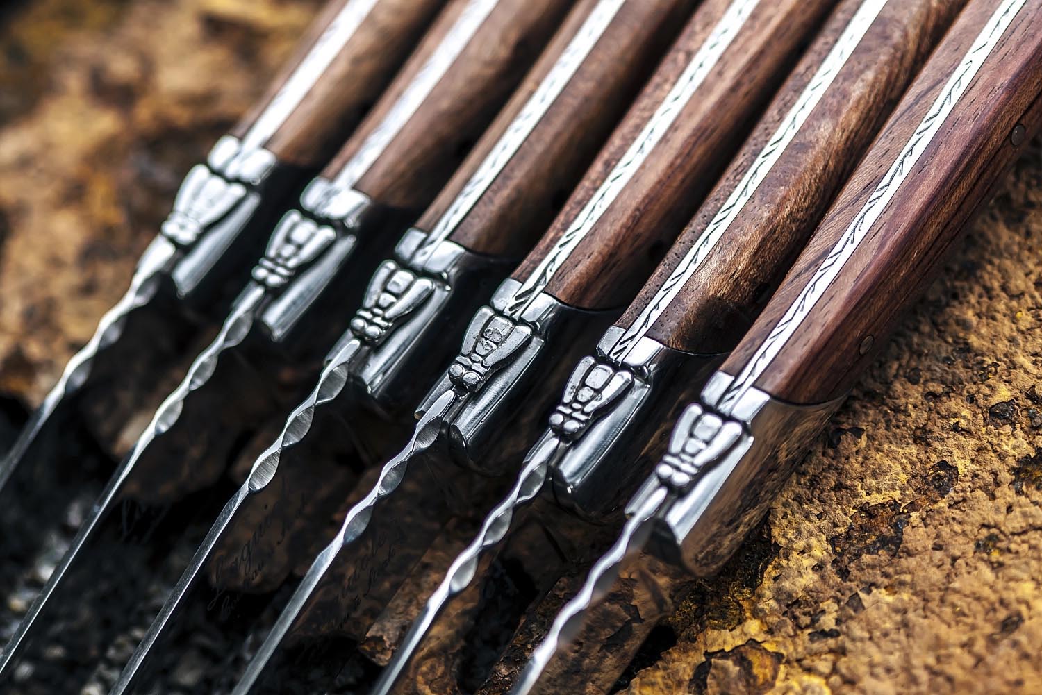 Elegantes Laguiole Steakmesser mit Griff aus Rosé-Pakka-Holz, ideal für stilvolles Schneiden und luxuriöses Genießen.