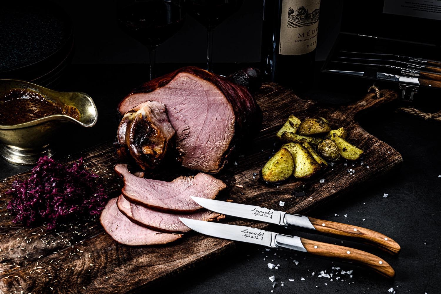 Hochwertiges Laguiole Steakmesser mit edlem Olivenholzgriff, perfekt für stilvolles Schneiden und Servieren von Fleisch.