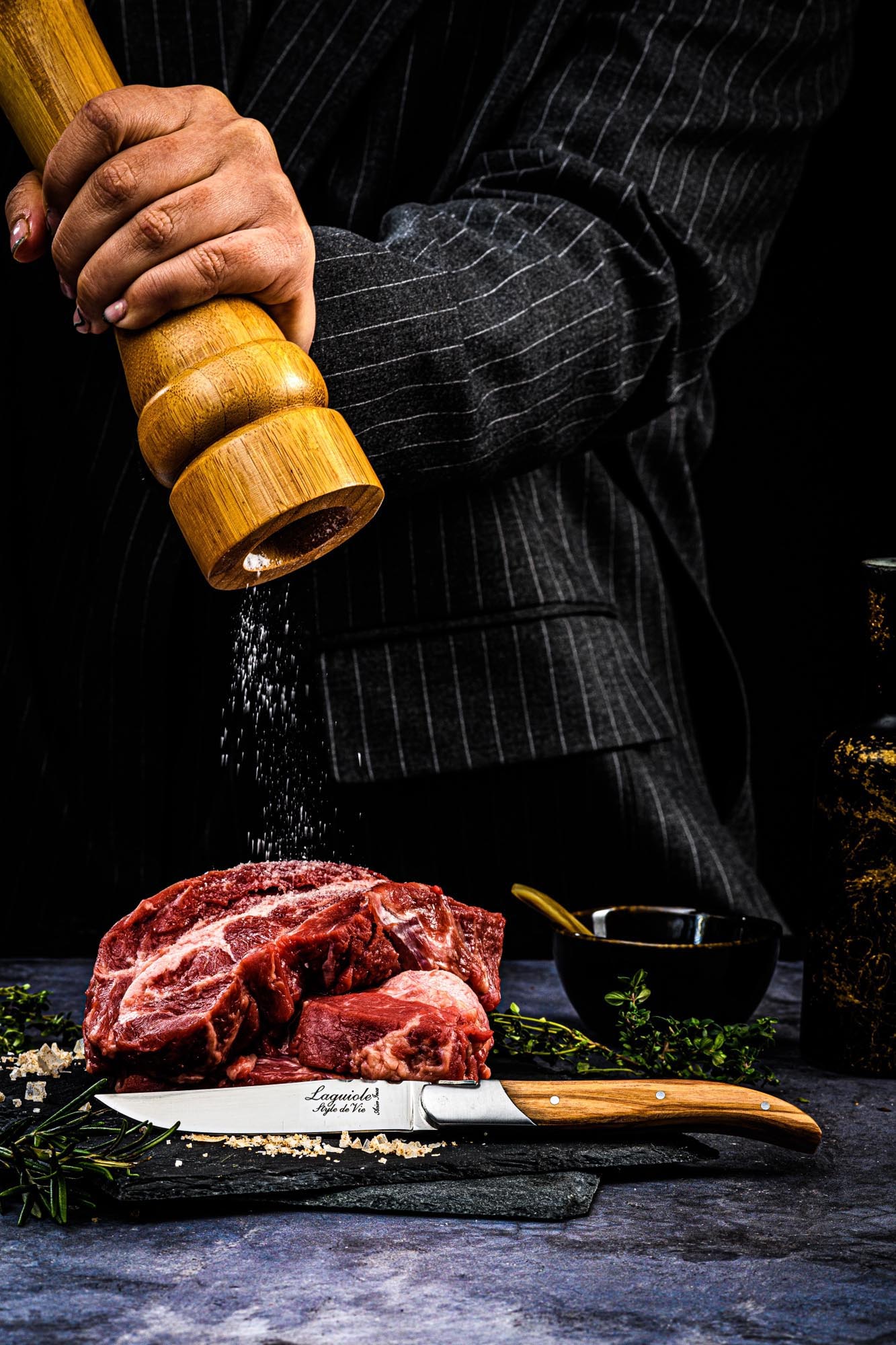 Hochwertiges Laguiole Steakmesser mit edlem Olivenholzgriff, perfekt für stilvolles Schneiden und Servieren von Fleisch.