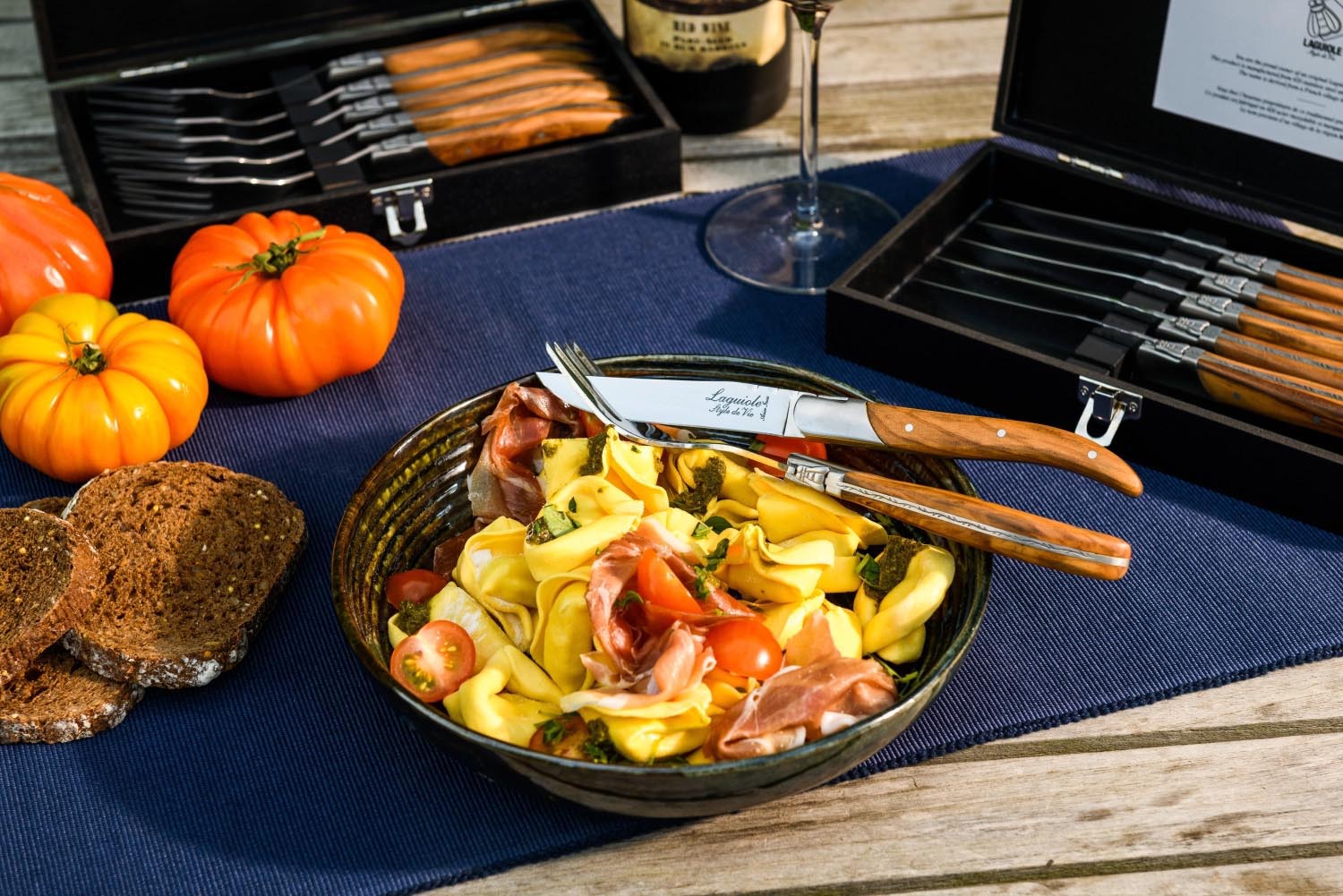 Hochwertiges Laguiole Steakmesser mit edlem Olivenholzgriff, perfekt für stilvolles Schneiden und Servieren von Fleisch.