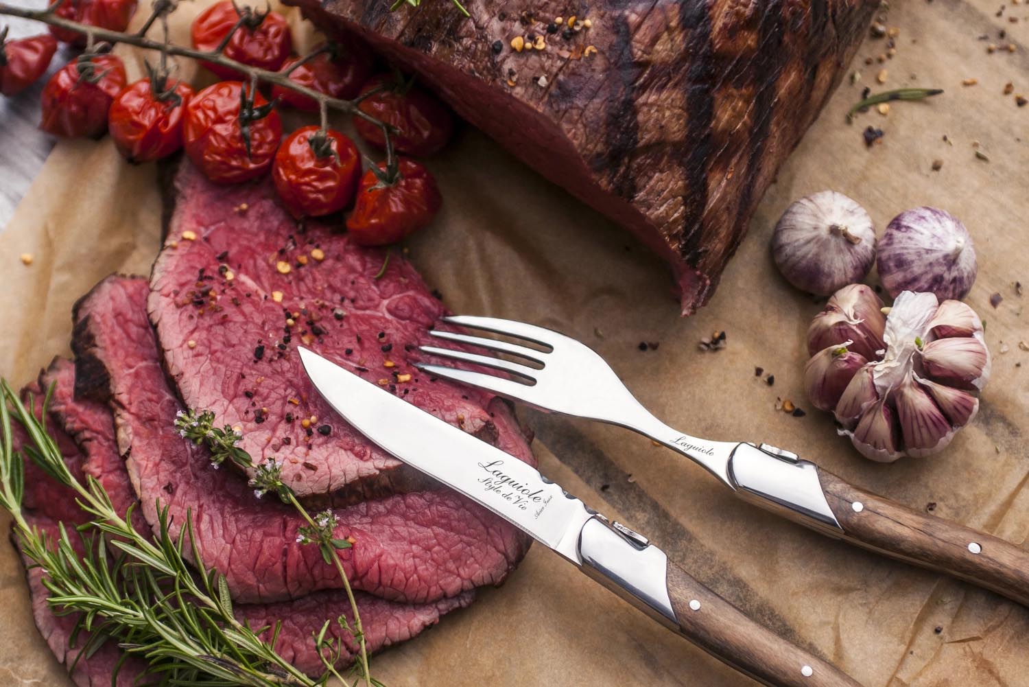 Elegantes Laguiole Steakmesser mit Griff aus Olivenholz, ideal für präzises Schneiden und stilvolles Servieren von Fleischgerichten.