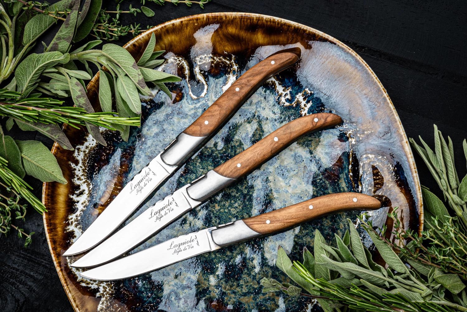 Hochwertiges Laguiole Steakmesser mit edlem Olivenholzgriff, perfekt für stilvolles Schneiden und Servieren von Fleisch.