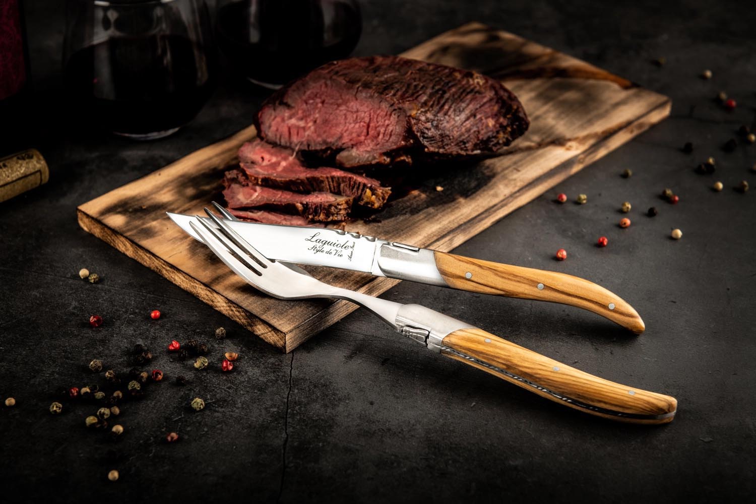 Hochwertiges Laguiole Steakmesser mit edlem Olivenholzgriff, perfekt für stilvolles Genießen und präzises Schneiden.