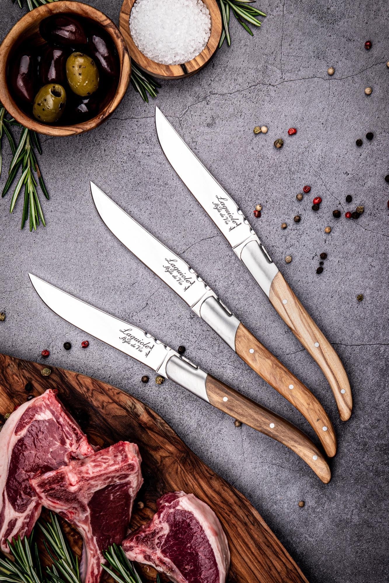 Elegantes Laguiole Steakmesser mit Griff aus Olivenholz, ideal für präzises Schneiden und stilvolles Servieren von Fleischgerichten.