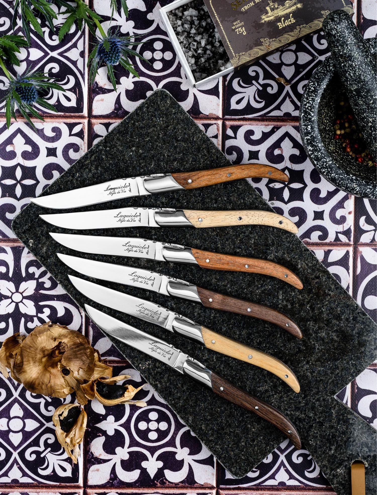 Exquisite Laguiole Steakmesser mit Griffen aus edlem Holz, ideal für stilvolles Speisen und hochwertige Tischkultur.
