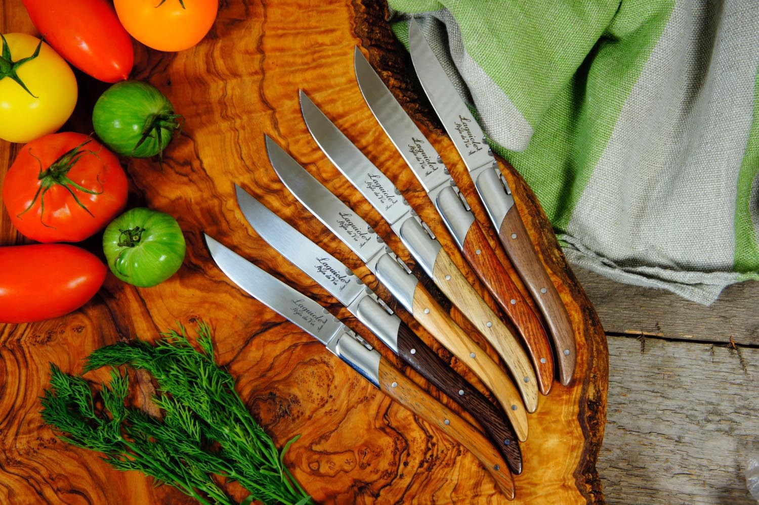 Elegante Laguiole Steakmesser mit Griffen aus edlen Hölzern, perfekt für anspruchsvolle Tischkultur und stilvolles Genießen.