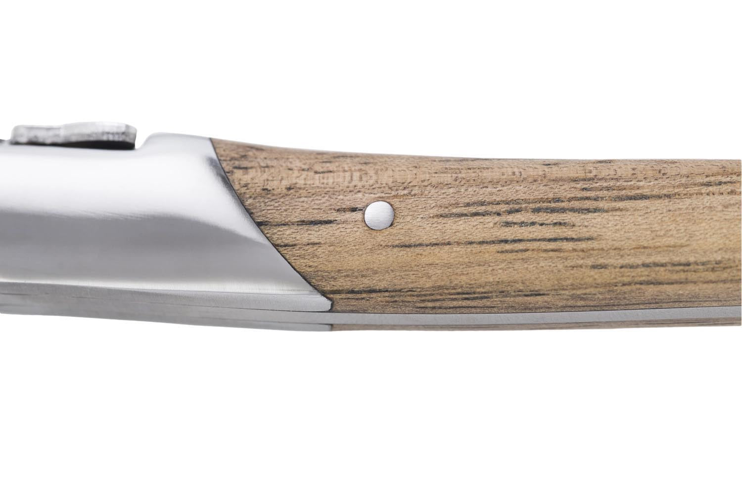 Exquisite Laguiole Steakmesser mit Griffen aus edlem Holz, ideal für stilvolles Schneiden und luxuriöses Speisen.