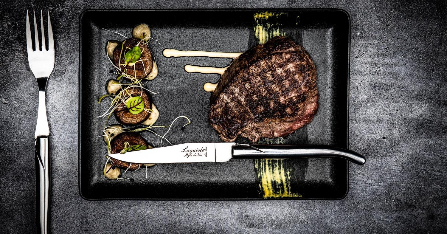 Elegante Laguiole Steakmesser aus rostfreiem Stahl, ideal für stilvolles Speisen. Hochwertige Verarbeitung und luxuriöses Design.