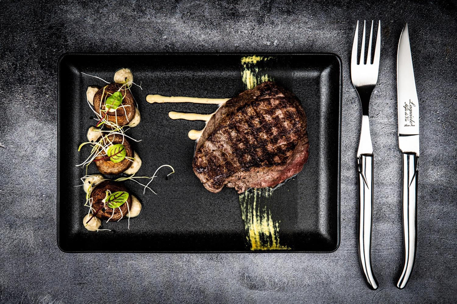 Elegante Laguiole Steakmesser aus rostfreiem Stahl, ideal für stilvolles Speisen. Hochwertige Verarbeitung und zeitloses Design.