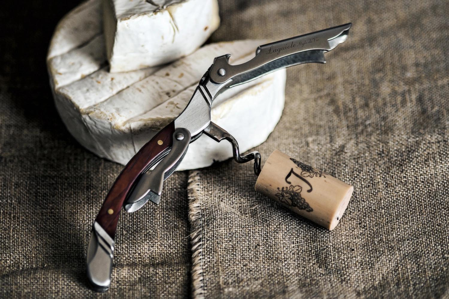 Stilvoller Laguiole Korkenzieher in Roségold, perfekt für Weinliebhaber, mit hochwertiger Verarbeitung und luxuriösem Design.