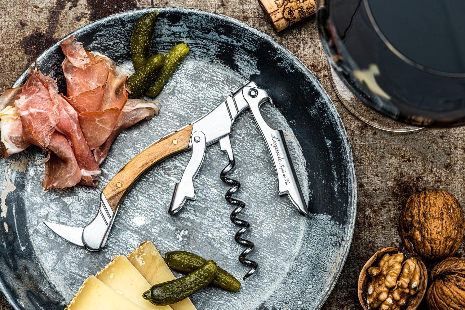 Eleganter Laguiole Korkenzieher mit Olivenholzgriff, hochwertig verarbeitet, ideal für Weinliebhaber und anspruchsvolle Genießer.