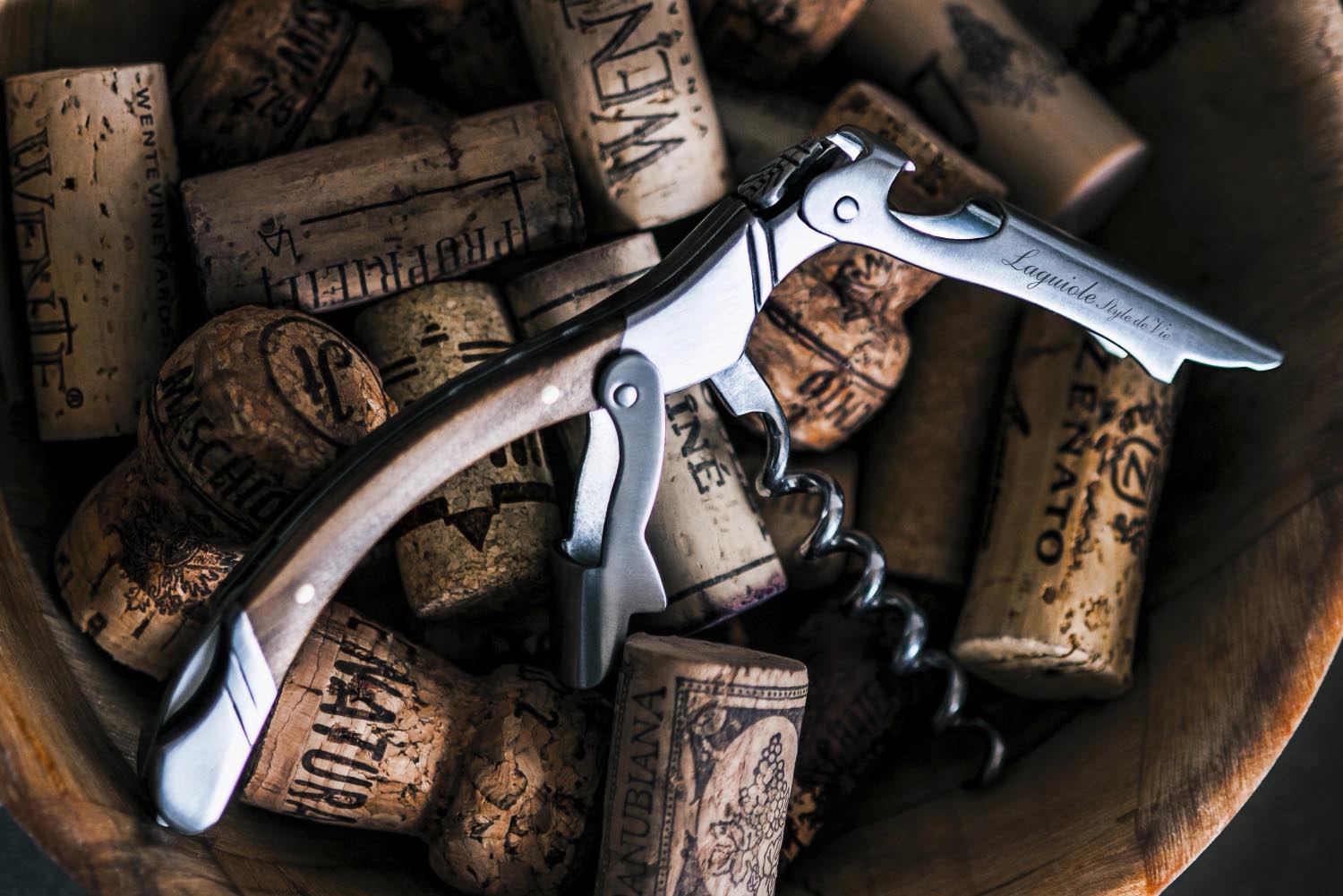 Eleganter Laguiole Korkenzieher mit Olivenholzgriff, hochwertig verarbeitet, ideal für Weinliebhaber und besondere Anlässe.