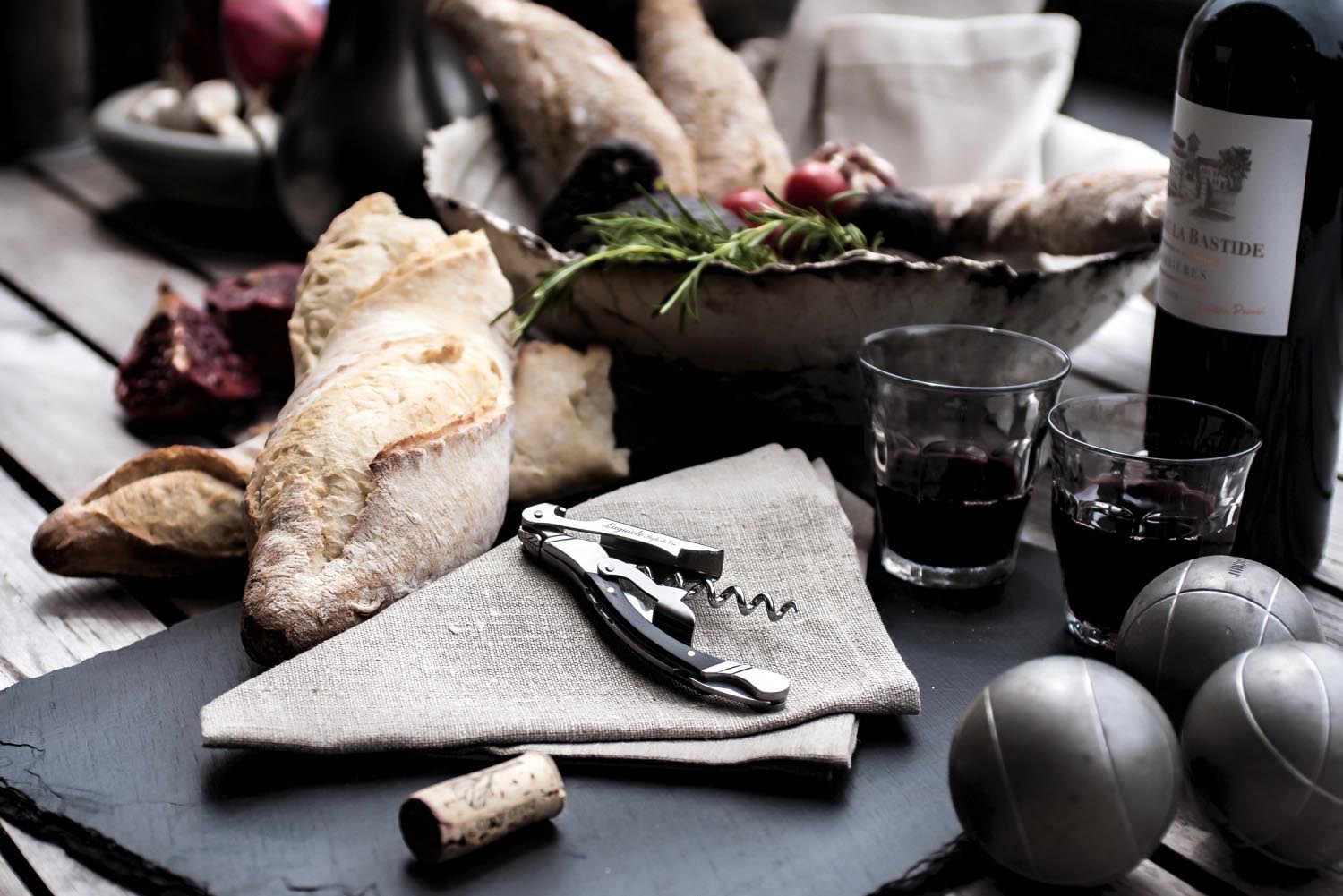 Eleganter Laguiole Korkenzieher aus schwarzem Ebenholz, handgefertigt, ideal für Weinliebhaber und stilvolle Genießer.