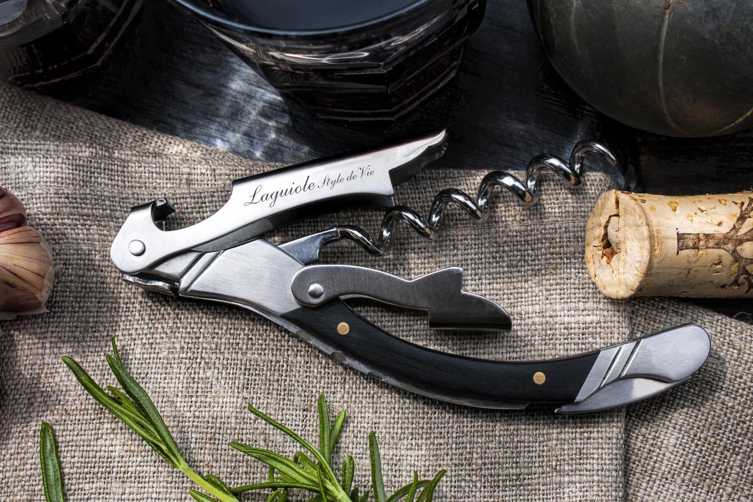 Luxuriöser Laguiole Korkenzieher mit edlem Griff aus schwarzem Ebenholz, perfekt für stilvolle Weinmomente und Kenner.