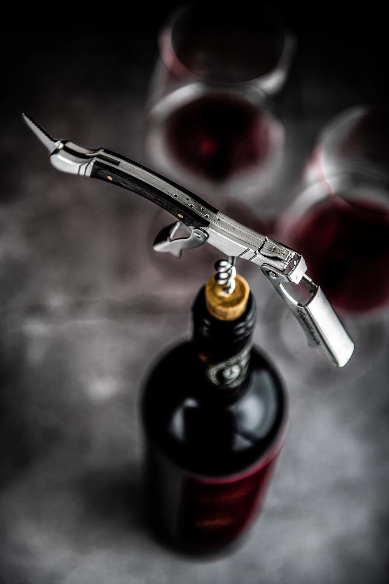 Eleganter Laguiole Korkenzieher mit Griff aus schwarzem Ebenholz, ideal für Weinliebhaber und stilvolle Genussmomente.