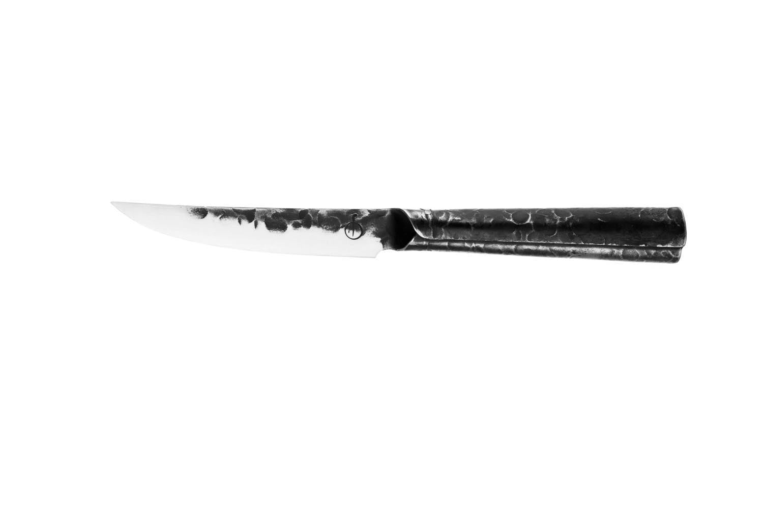 Das Brute Steakmesser von Forged, 10cm, vereint rustikales Design mit scharfer Präzision für perfekten Steakgenuss.