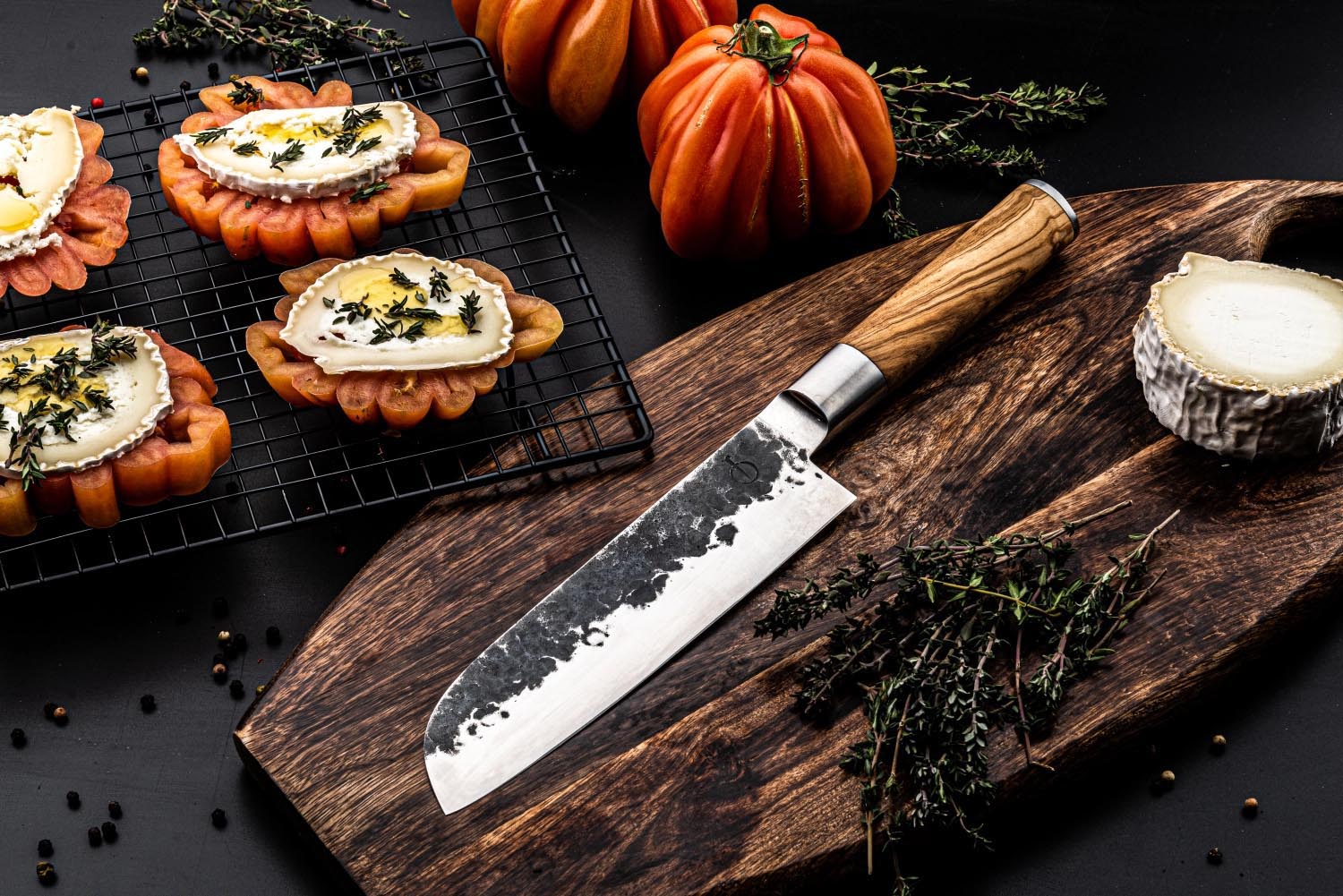 Handgeschmiedetes Santokumesser mit 18 cm Klinge, Olivenholzgriff, ideal für präzises Schneiden und stilvolles Kochen.