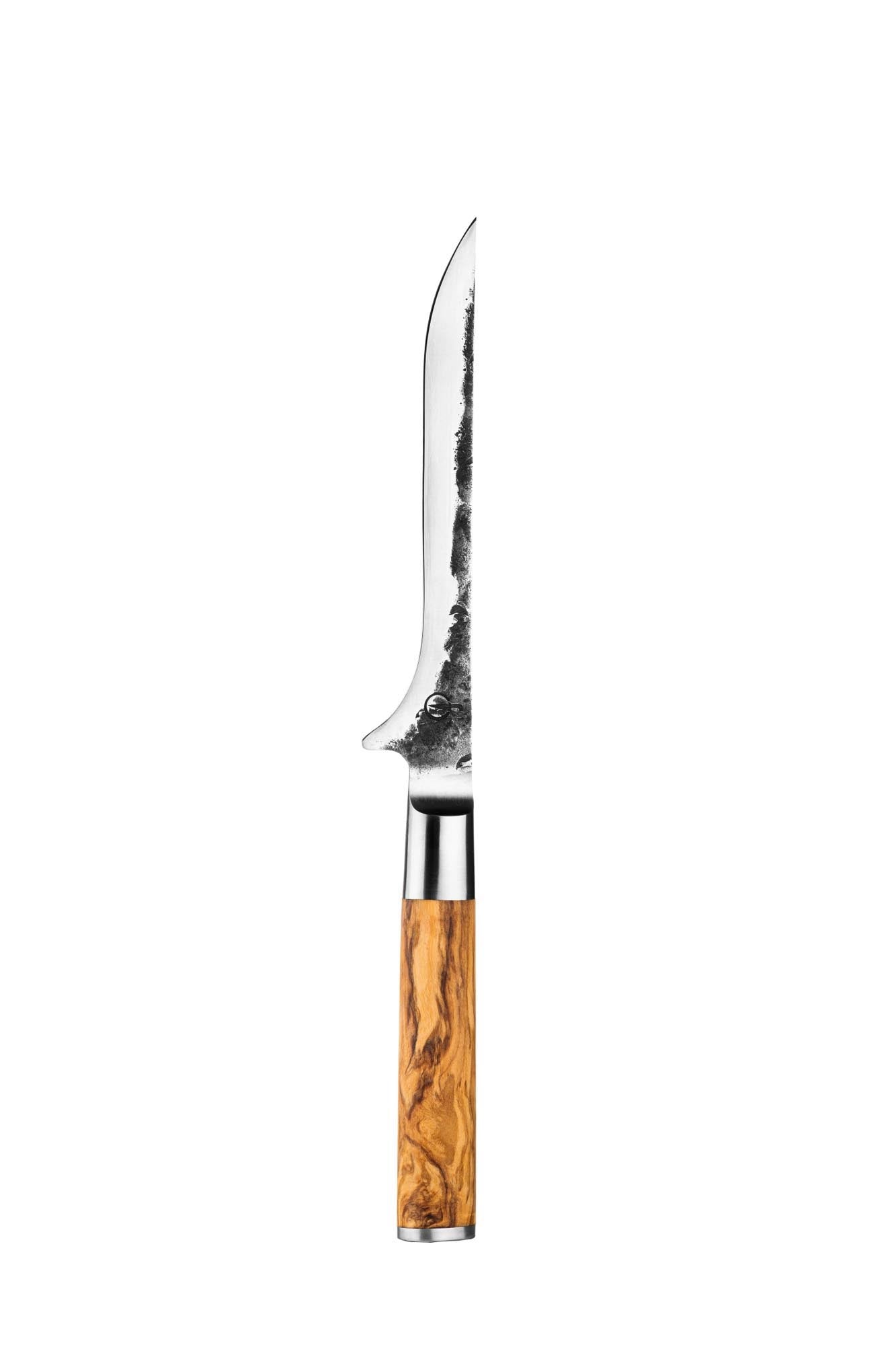 Das Forged Olive Ausbeinmesser 15cm besticht durch seine scharfe Klinge und den edlen Olivenholzgriff, ideal für präzises Arbeiten.