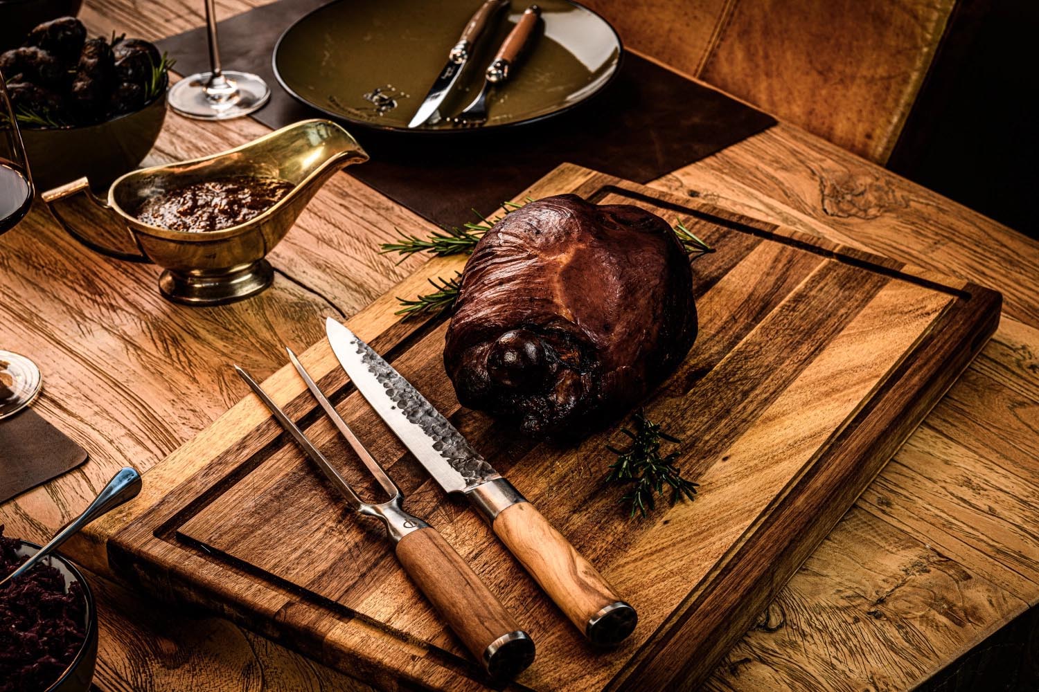 Die Forged Olive Tranchiergabel vereint edles Design, erstklassige Materialien und präzise Handwerkskunst für perfekte Schnitte.