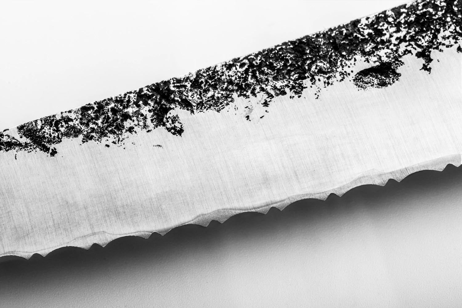 Das Katai Brotmesser 20cm von Forged bietet präzise Schnitte und ein elegantes Design, ideal für müheloses Schneiden von Brot.