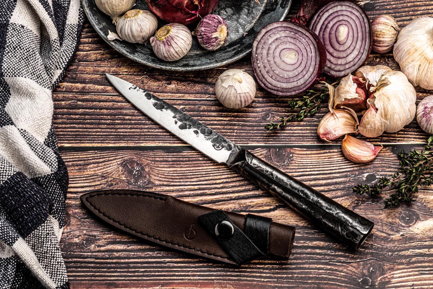 Elegantes Lederetui für Universalmesser von Forged, schützt und bewahrt Ihr Messer sicher und stilvoll auf.
