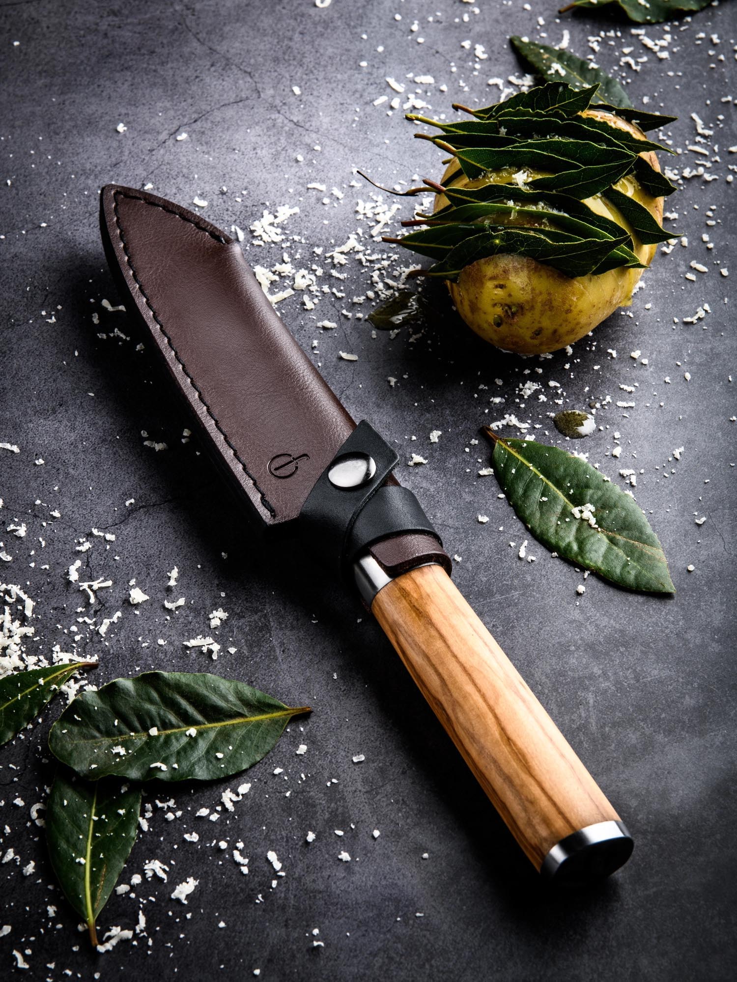 Lederetui Santokumesser 14 in Gelb präsentiert im Onlineshop von KAQTU Design AG. Küchenmesser ist von Forged