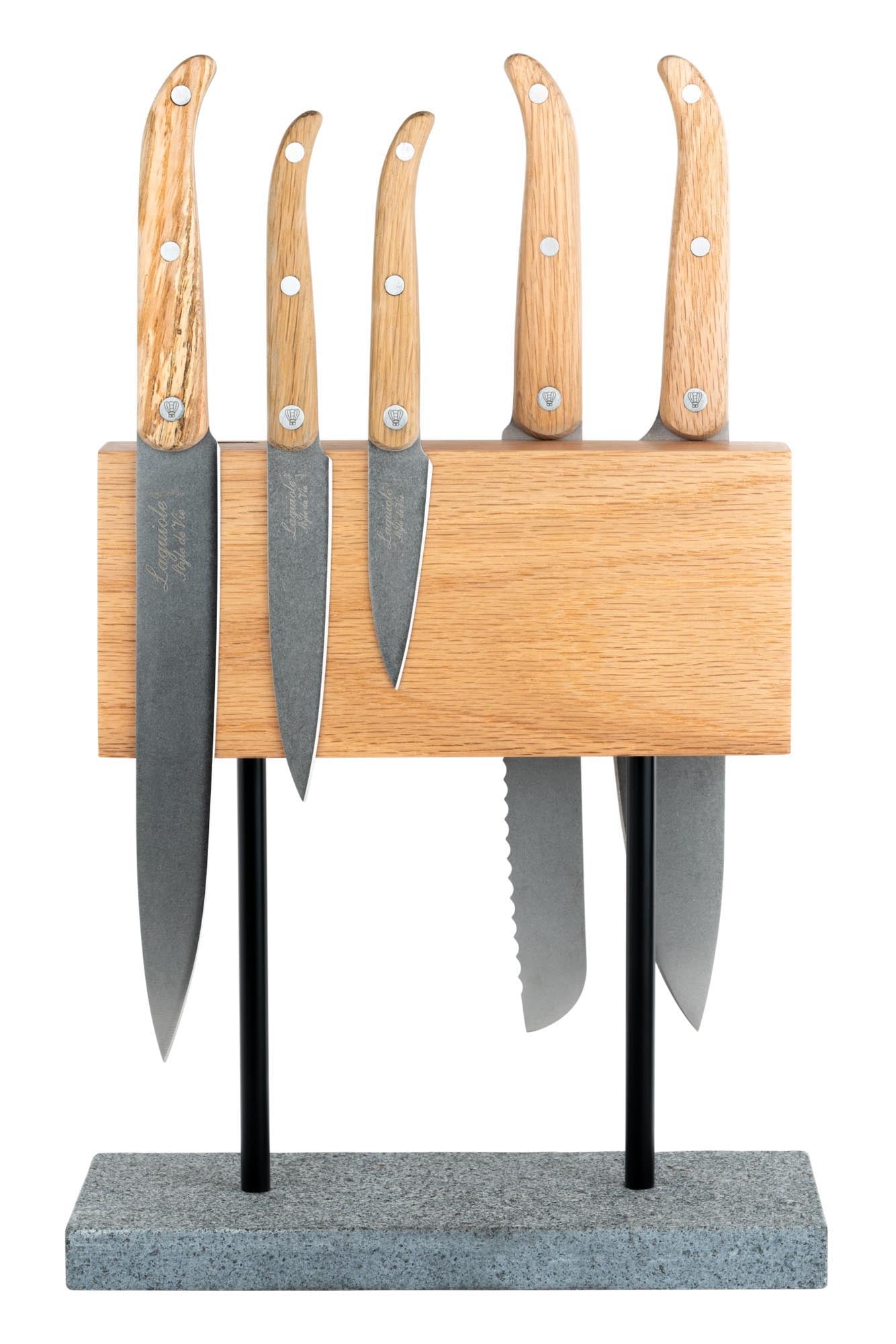 Eleganter magnetischer Messerblock aus Eichenholz mit stabilem Natursteinfuß, ideal für stilvolle Küchen.