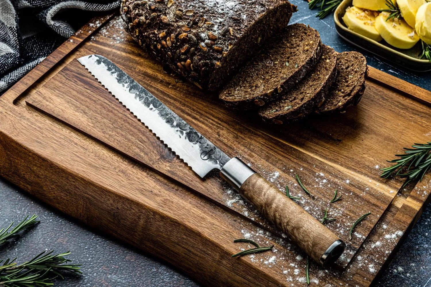 Elegantes Schneidebrett aus Naturholz, mittlere Größe, perfekt für stilvolles Schneiden und Servieren in Ihrer Küche.