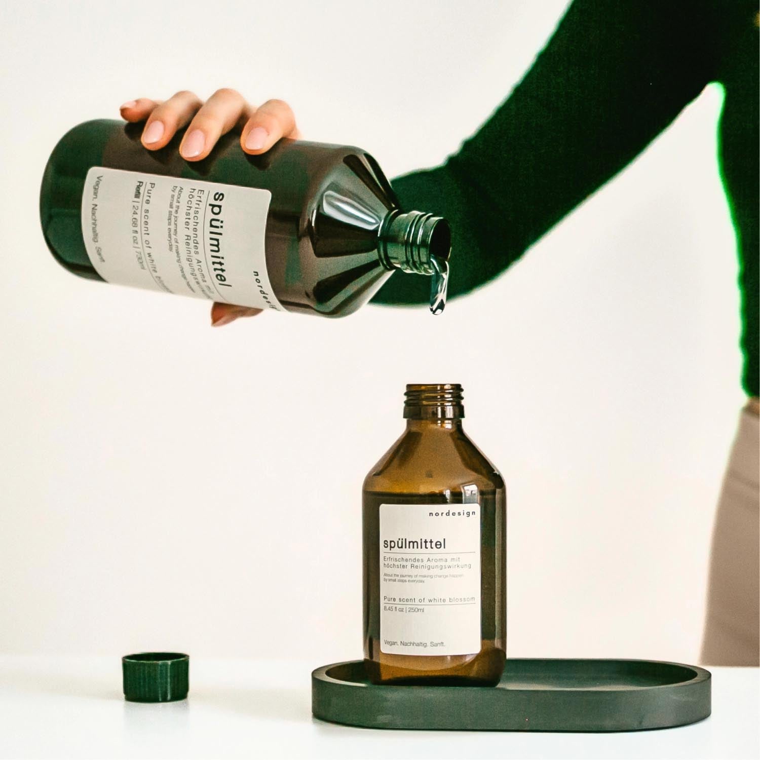Nachfüllflasche Spülmittel 730ml bergamot & lemongrass in Transparent präsentiert im Onlineshop von KAQTU Design AG. Trinkflasche ist von Nordesign