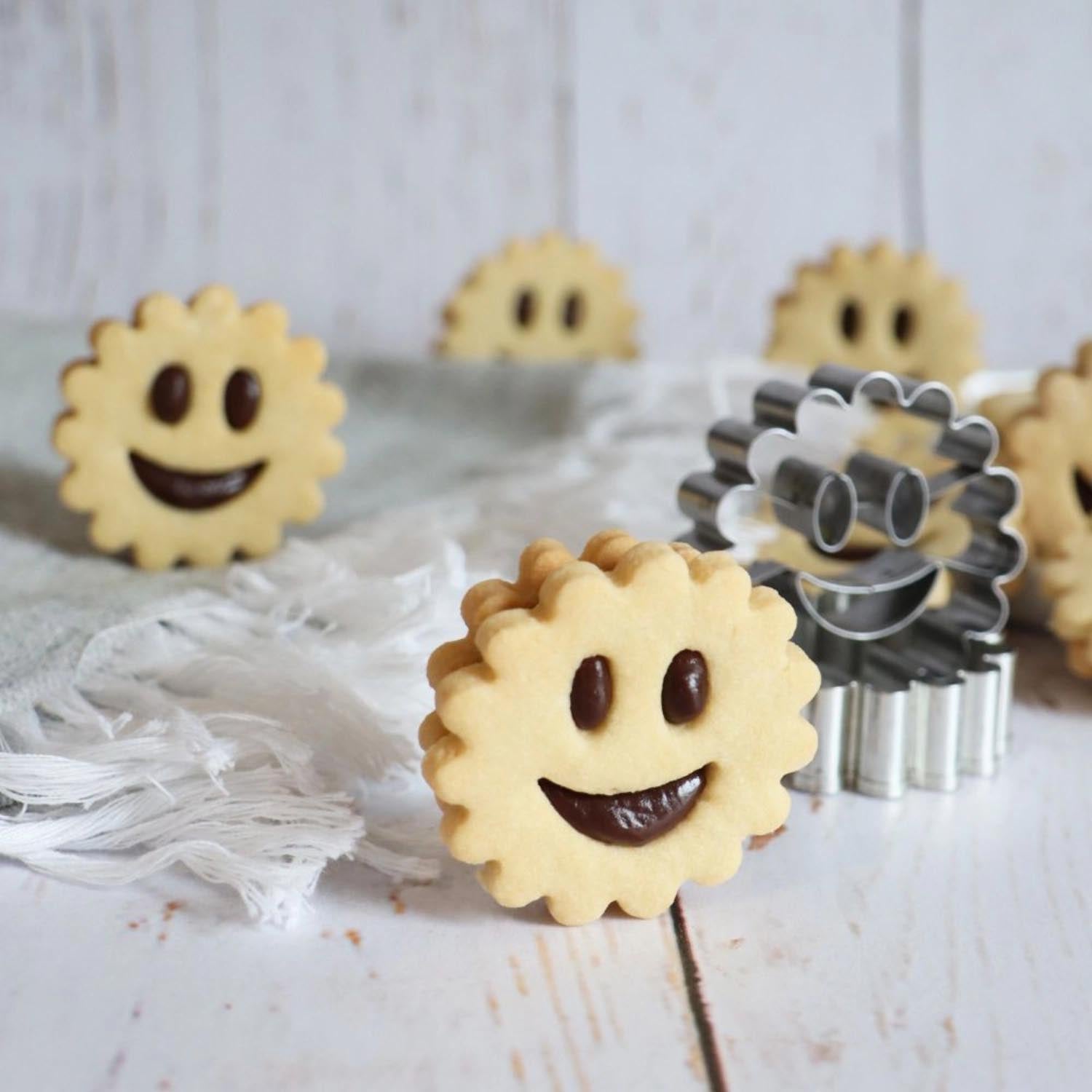 Set mit 2 Ausstechern für Spitzbuben von Scrap Cooking, Smile-Design, perfekt für kreative Backprojekte und originelle Plätzchen.