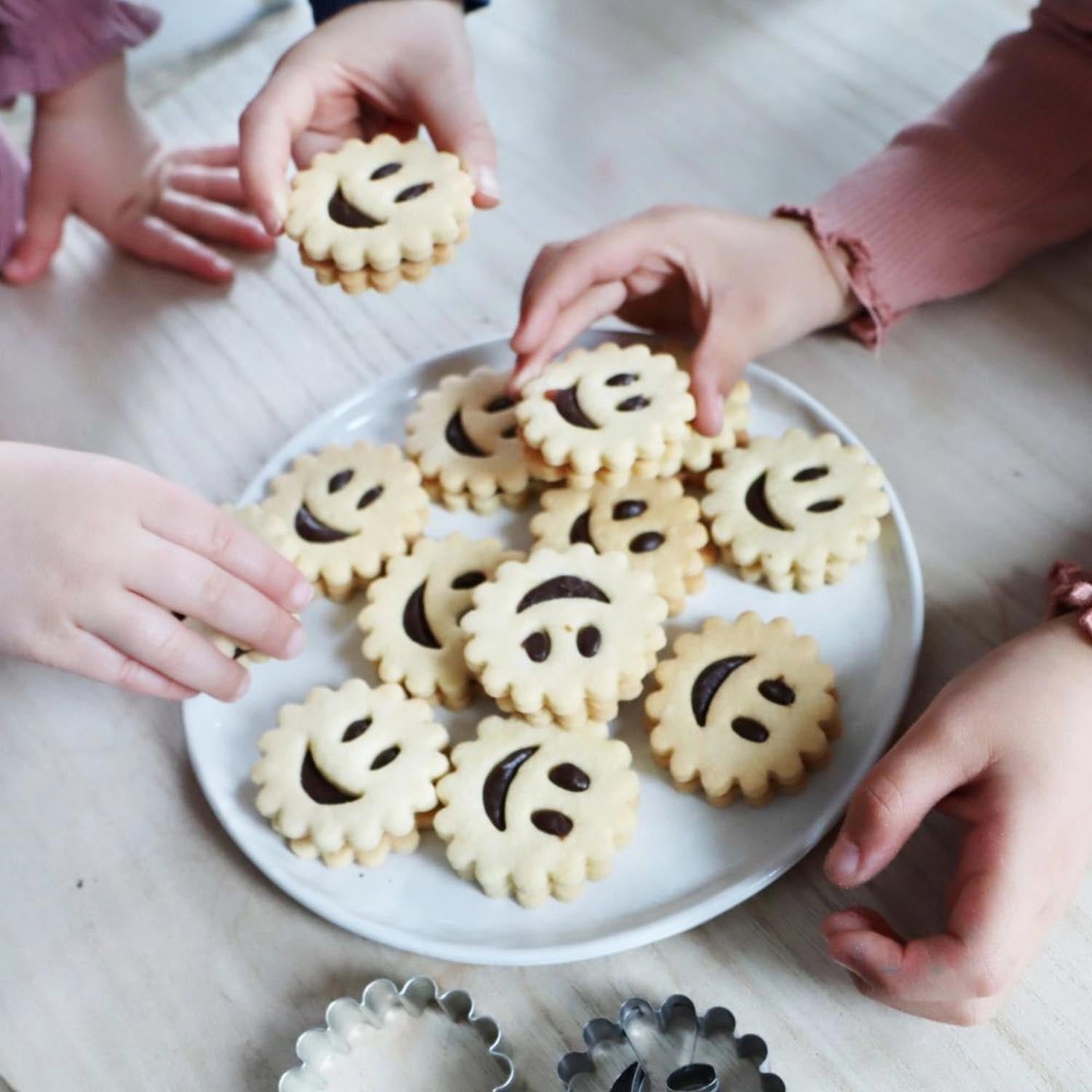 2er Set Ausstecher von Scrap Cooking im Smile-Design, ideal für kreative Spitzbuben und originelle Backideen.