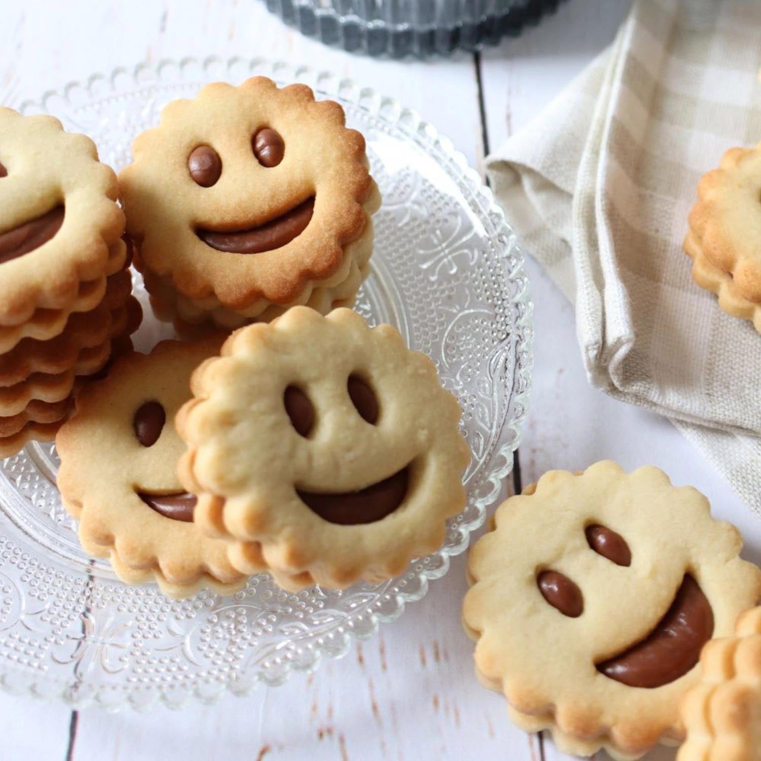 Set mit 2 Ausstechern von Scrap Cooking im Smile-Design, perfekt für kreative Spitzbuben und einzigartige Backkreationen.