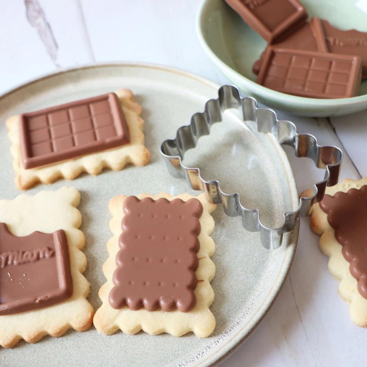 Kreativer Ausstecher von Scrap Cooking für Schokoladen-Biskuits, perfekt für originelle Backprojekte und köstliche, individuelle Designs.