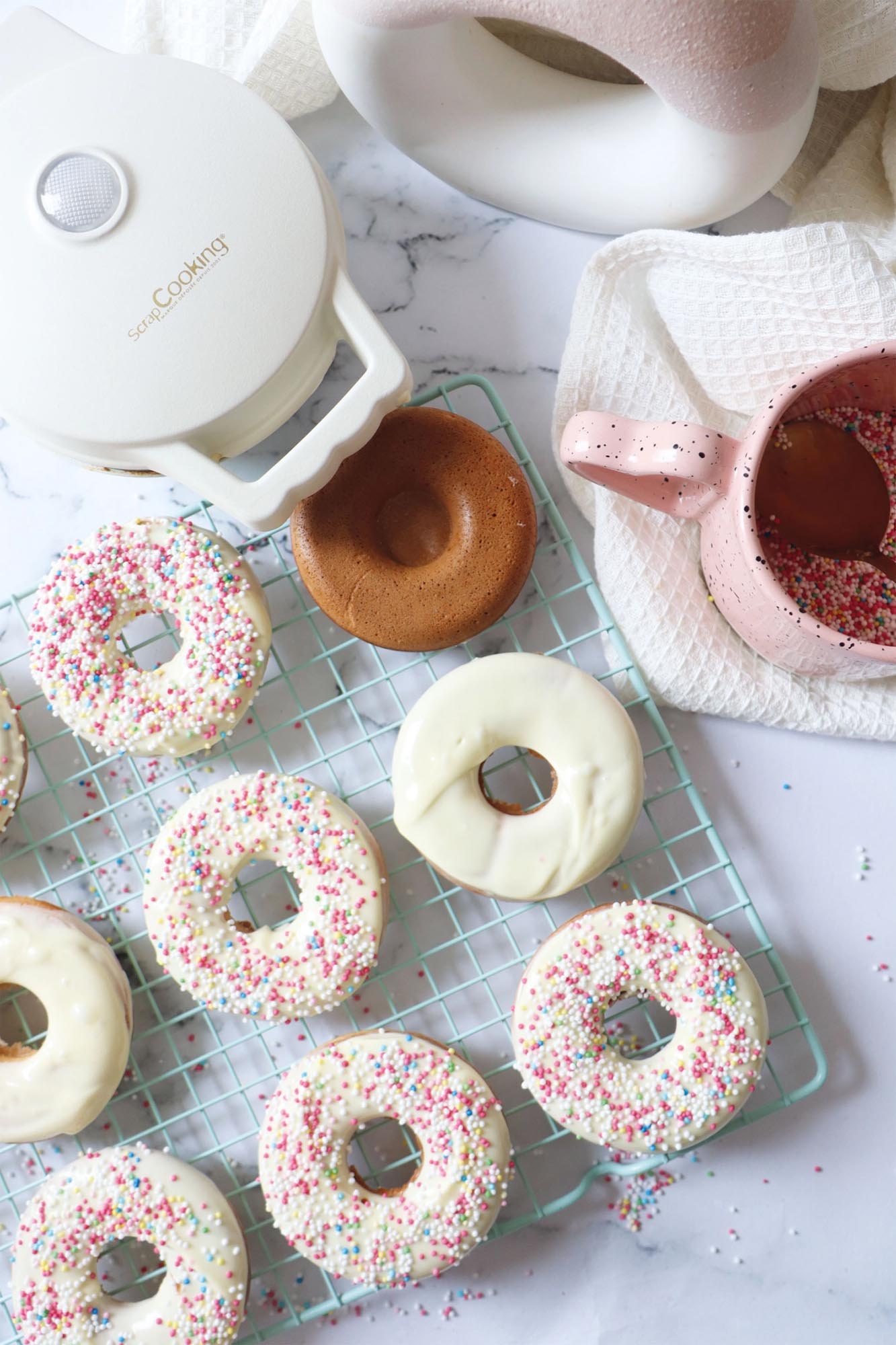 Die Mini Donut Factory von Scrap Cooking zaubert köstliche Mini-Donuts, perfekt für kreative Backideen und süße Genussmomente.