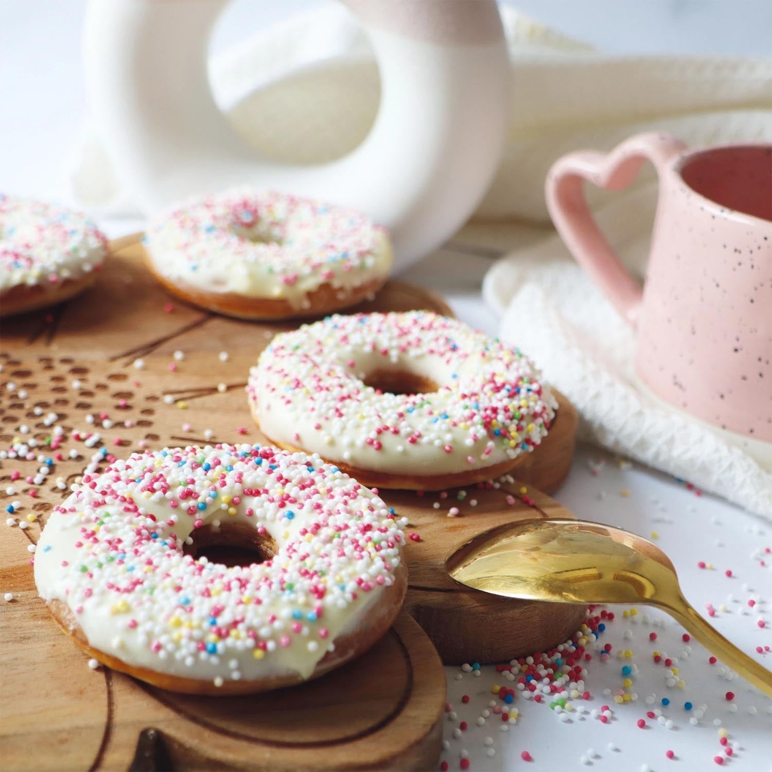 Die Mini Donut Factory von Scrap Cooking backt leckere Mini-Donuts, ideal für kreative Rezepte und süße Momente zuhause.