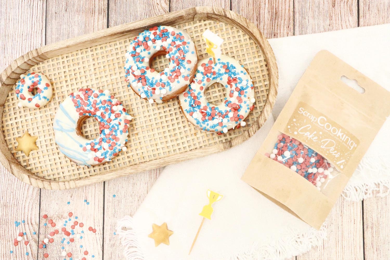 Bunte Zuckerstreusel in Blau, Weiß und Rot, perfekt zum Dekorieren von Kuchen, Desserts und Gebäck. Inhalt: 50g.