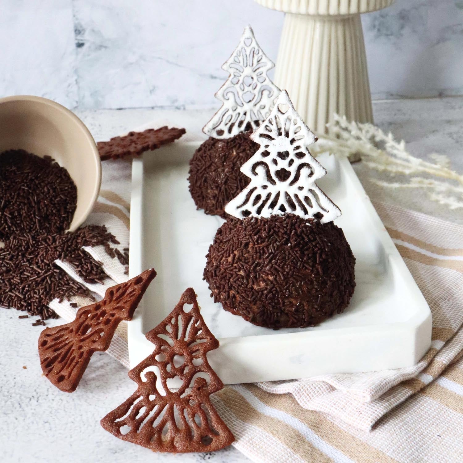 Dekorative Zuckerstreusel aus dunkler Schokolade, 70g, ideal für kreative Verzierungen von Kuchen, Desserts und Gebäck.