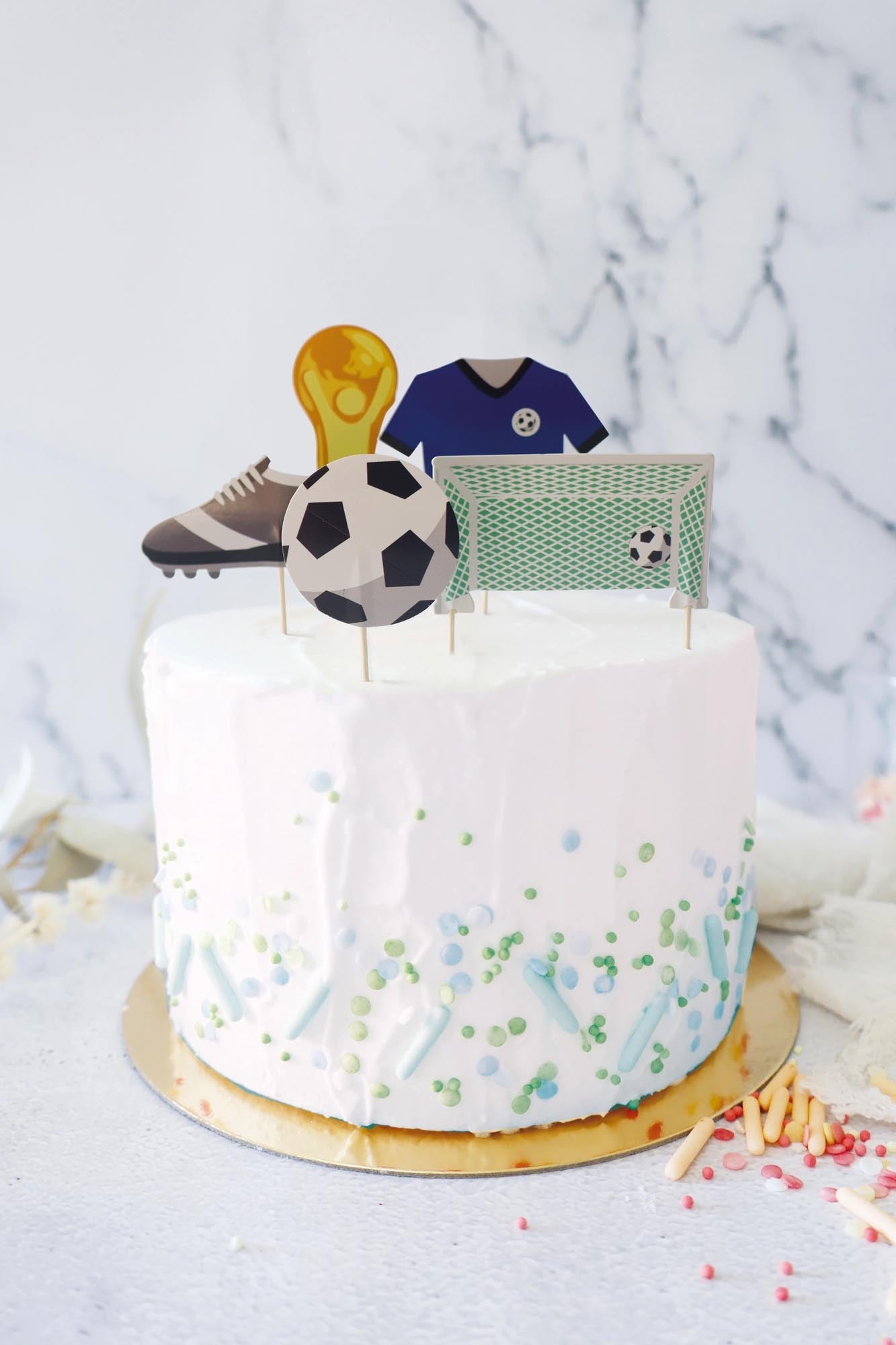 5er Set Kuchendekorationen im Fußball-Look aus Papier von Scrap Cooking, perfekt für Fußballfans und kreative Tortendekorationen.