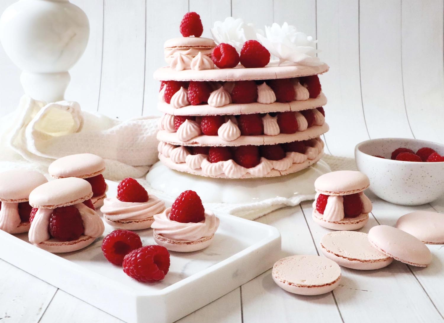 Set aus 3 weißen Esspapier-Rosen von Scrap Cooking, ideal für kreative Tortendekorationen und essbare Kunstwerke.