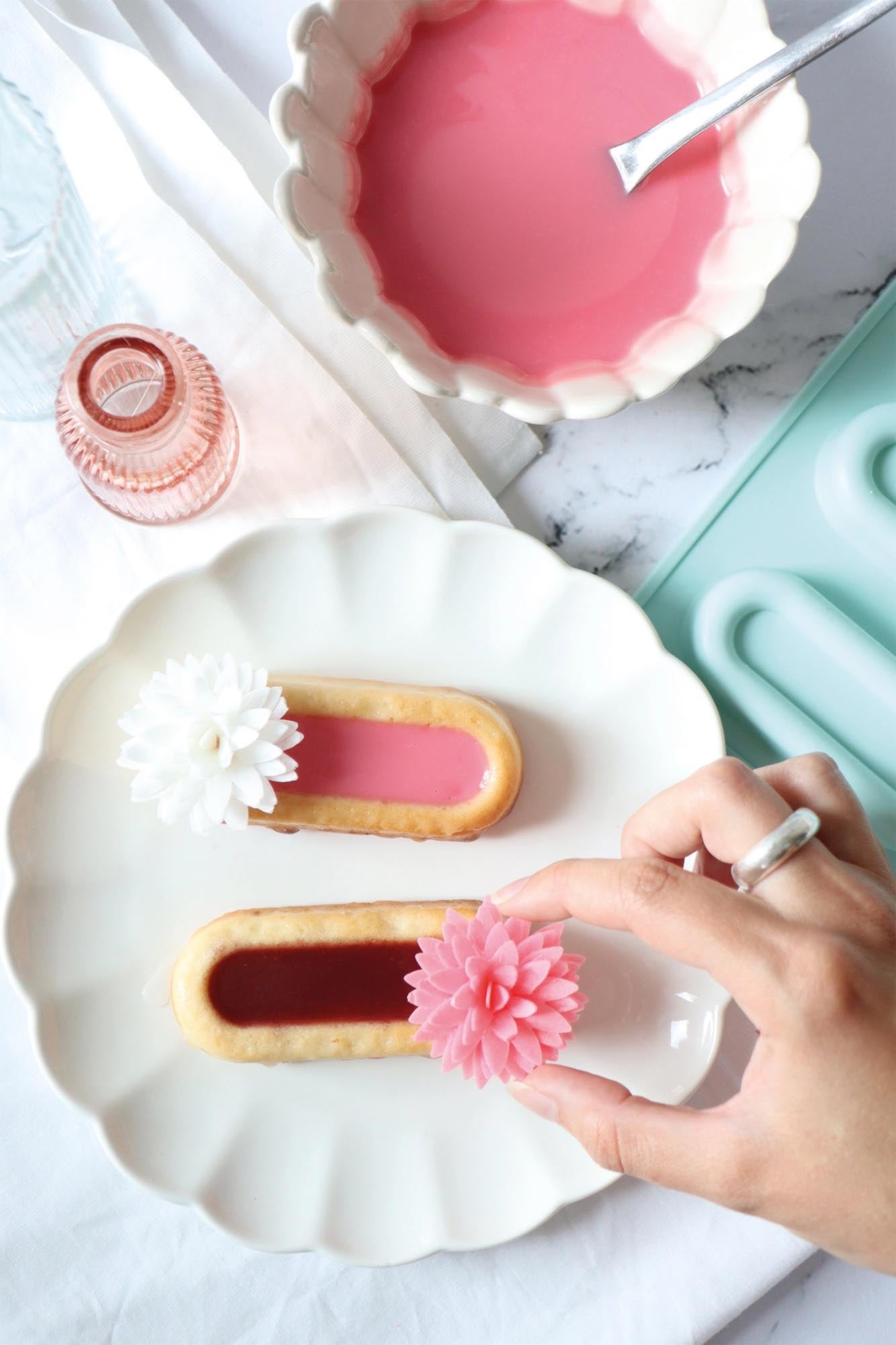 Set aus 5 essbaren Dahlien aus Esspapier in Weiß und Rosa, perfekt für kreative Tortendekorationen und Backideen.