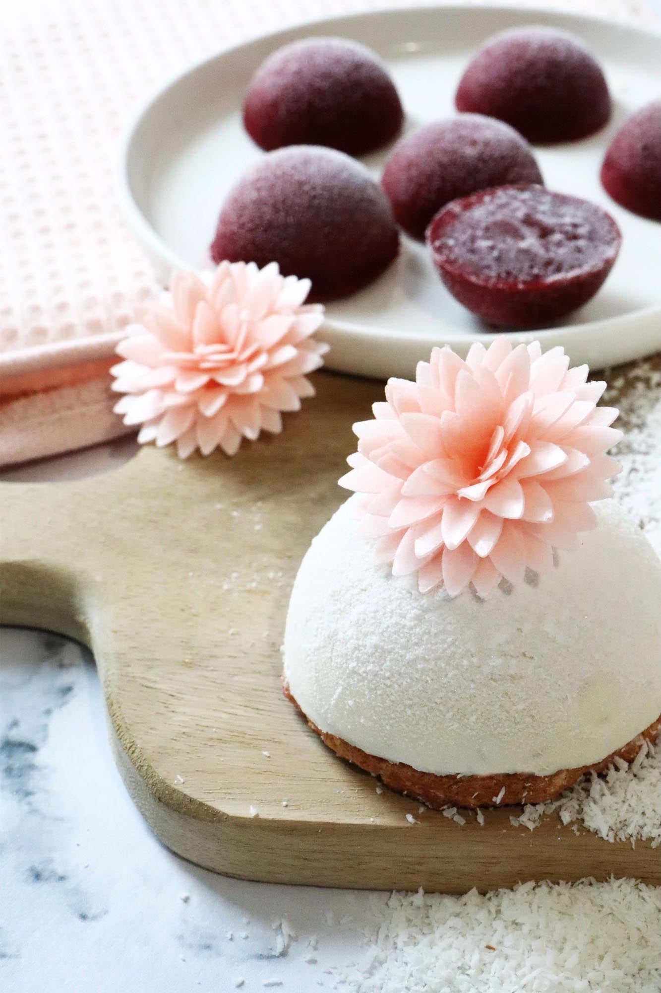 Essbare Dahlien aus Esspapier in Weiß und Rosa, ideal für kreative Tortendekorationen und Backprojekte, 5er Set von Scrap Cooking.