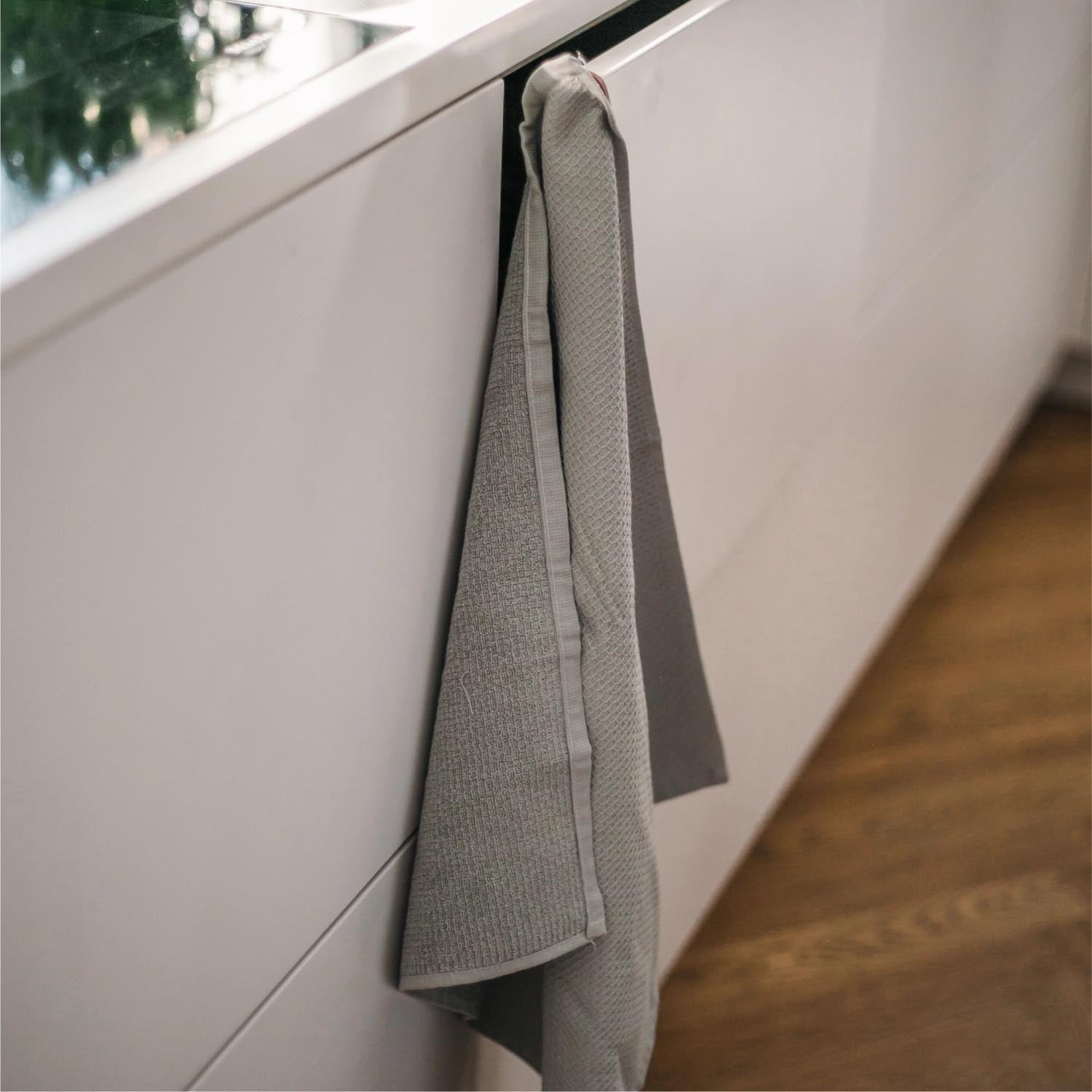 Hochwertiges Küchentuch Stockholm Grey von Nordesign, 40x60cm, in hellgrau. Ideal für moderne und elegante Küchen.