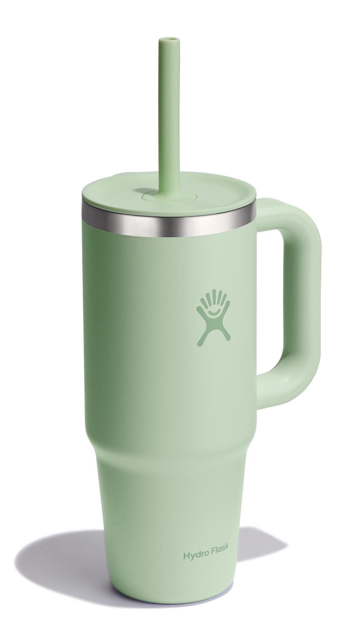 Stylischer Reisebecher mit Trinkhalm in sanftem Aloe-Grün, ideal für unterwegs. Perfekte Größe von 710ml für Getränke aller Art.