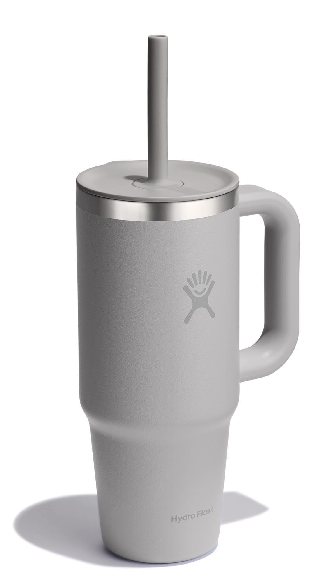 Stylischer Reisebecher mit 710ml Fassungsvermögen und praktischem Trinkhalm in elegantem Birch-Farbton von Hydro Flask.
