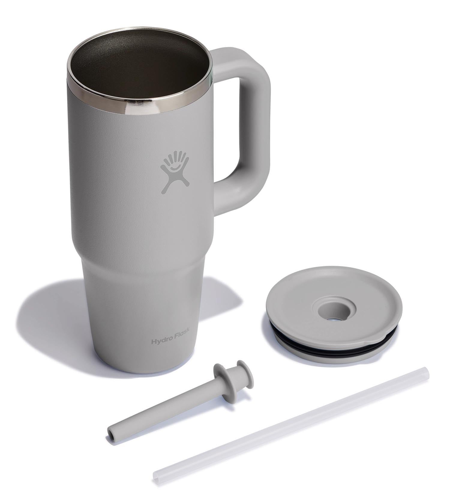Stylischer 710ml Reisebecher in sanftem Birch von Hydro Flask, ideal für Getränke unterwegs, mit praktischem Trinkhalm für einfachen Genuss.