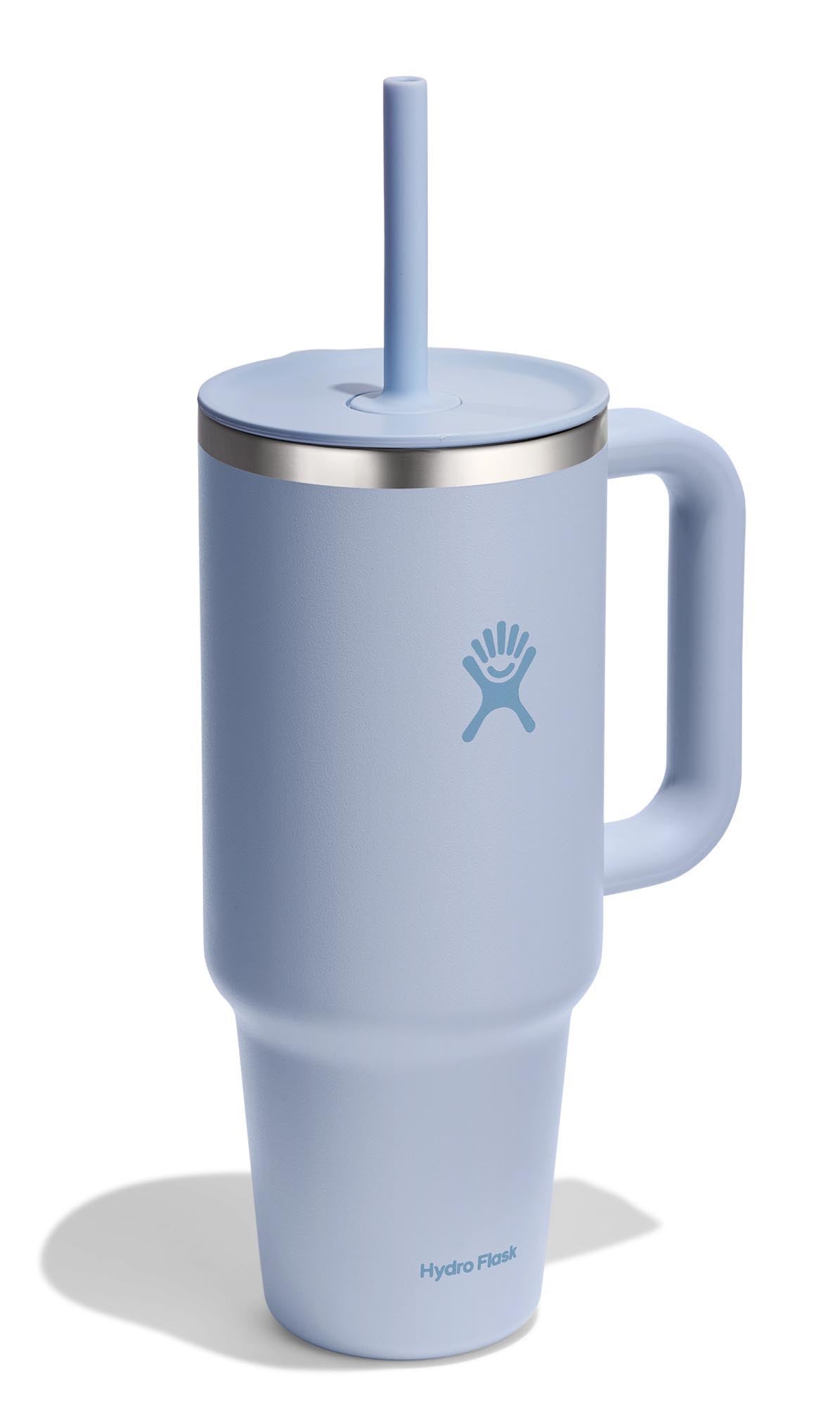 Stylischer Reisebecher mit 1180ml Fassungsvermögen und praktischem Trinkhalm im Surf-Design von Hydro Flask, ideal für unterwegs.