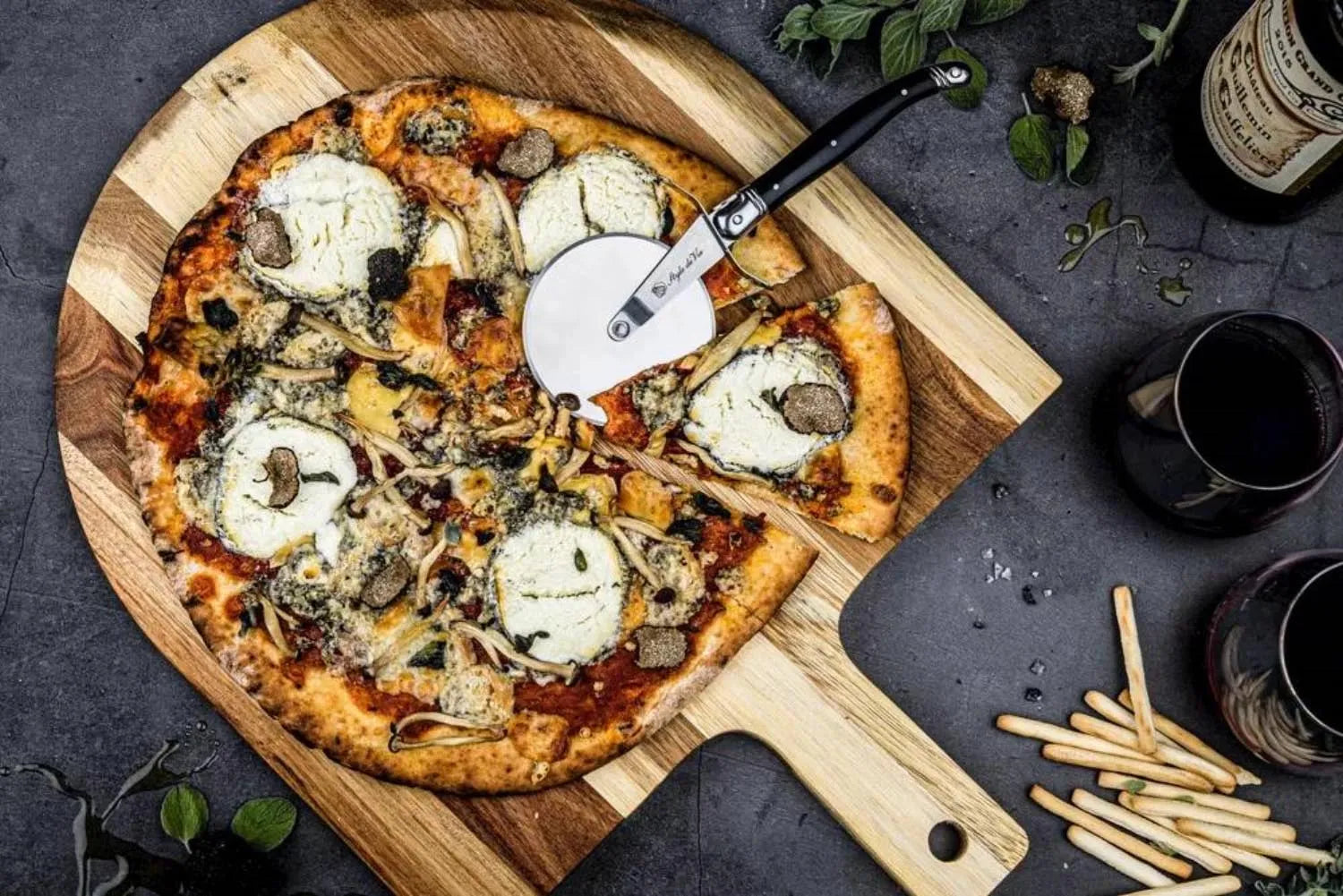 Laguiole Pizzaschneider mit Akazienholzbrett, perfekt für stilvolles Schneiden und Servieren von Pizza, hochwertig und elegant.