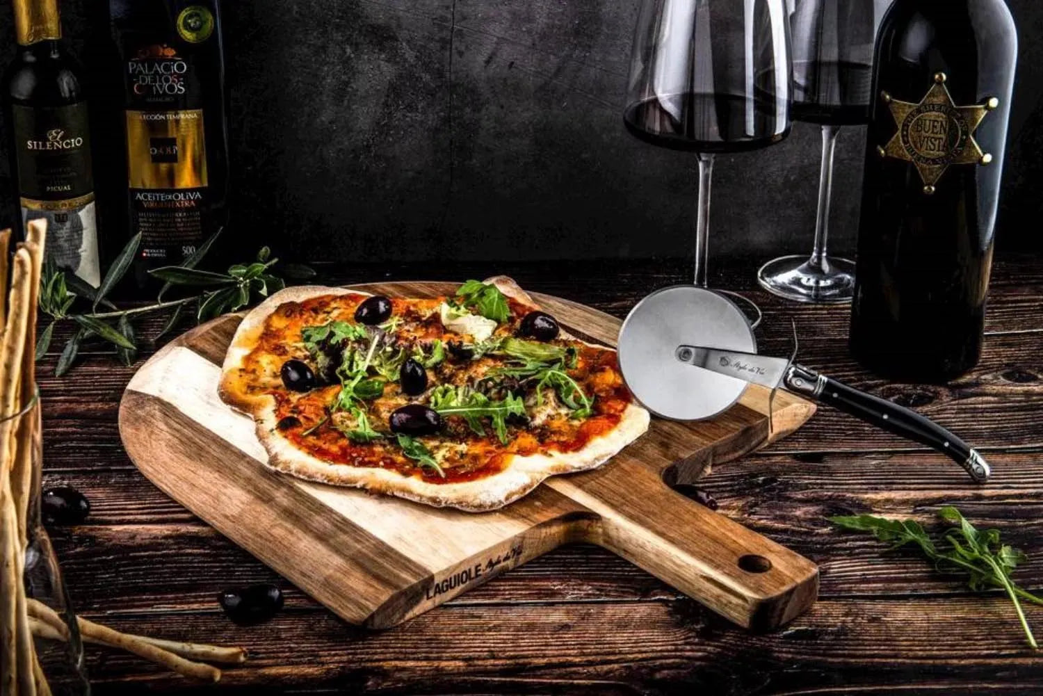 Eleganter Laguiole Pizzaschneider mit Akazienholz-Servierbrett, ideal für stilvolles Schneiden und Servieren von Pizza.