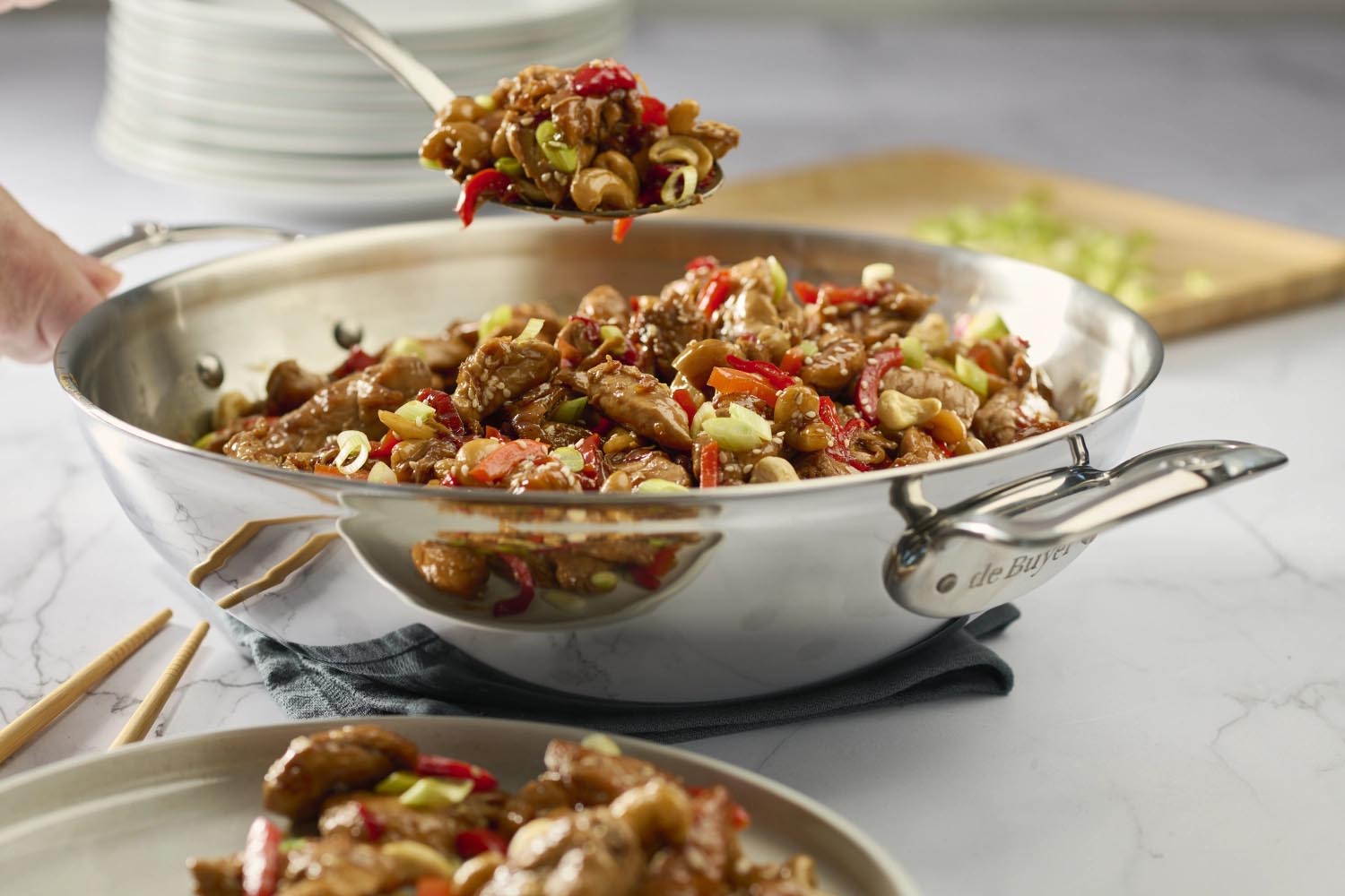 Hochwertiger Edelstahl-Wok von de Buyer, 32 cm, mit zwei Griffen, ideal für gleichmäßiges Kochen und vielseitige Gerichte.